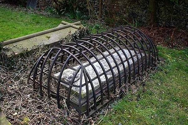 21. Bu da Viktorya dönemine ait ölülerin kaçmasını engellemek için yapılmış bir mezar.