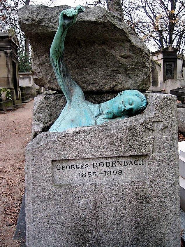 11. Belçikalı yazar Georges Rodenbahc'ın kendine ait ilginç bir yorumunu taşıyan mezar taşı