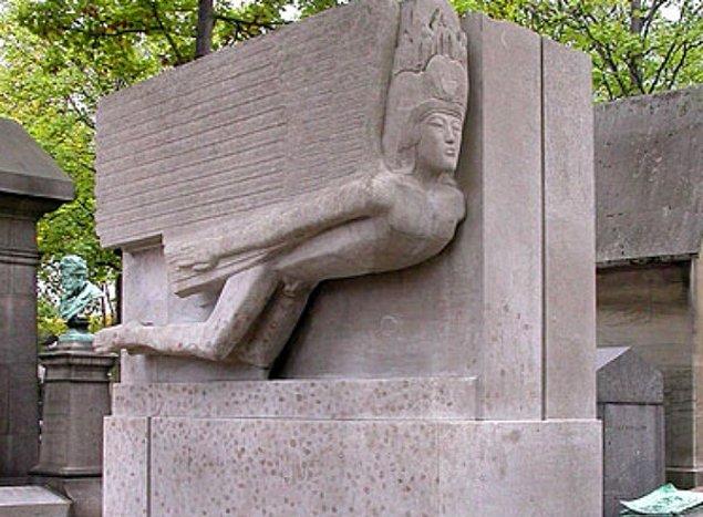 7. İrlandalı oyun yazarı ve şair Oscar Wilde'ın eşsiz güzellikteki ilginç mezarı