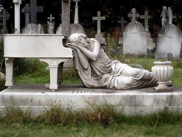 6. Ünlü bir performans sanatçısı ve müzisyen Gladys Spencer'ın eşsiz güzellikteki mezarı
