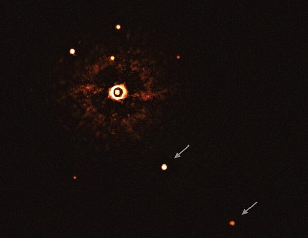 Bilim insanları tarafından fotoğraflanan yıldızın etrafında iki devasa öte gezegenin olduğu görüldü.