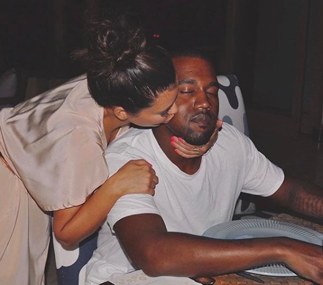Sonrasında ise Kanye'nin halk figürü olduğunu bu nedenle eleştirilere maruz kaldığını dile getirdi.