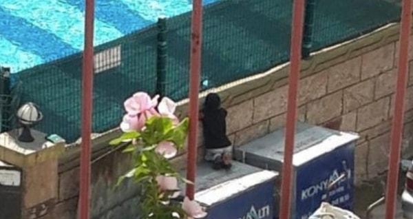 Antalya'da kağıt toplayıcısı 10 yaşındaki çocuğun, bir çöp konteynerinin üzerine çıkarak yaşıtlarının yüzdüğü havuzu seyrettiği anlar fotoğraf karesine yansıdı.