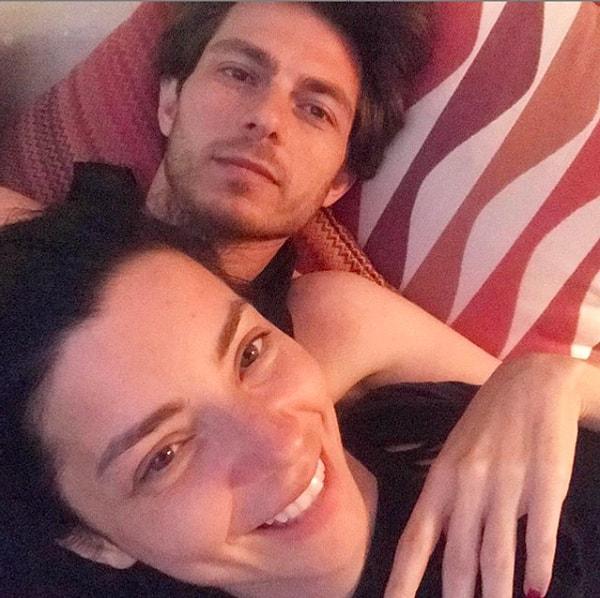 Merve Boluğur da 'madem yakalandık, bari iyice görsünler bizi' diyerek Instagram'dan yeni sevgilisiyle fotoğrafını paylaştı.