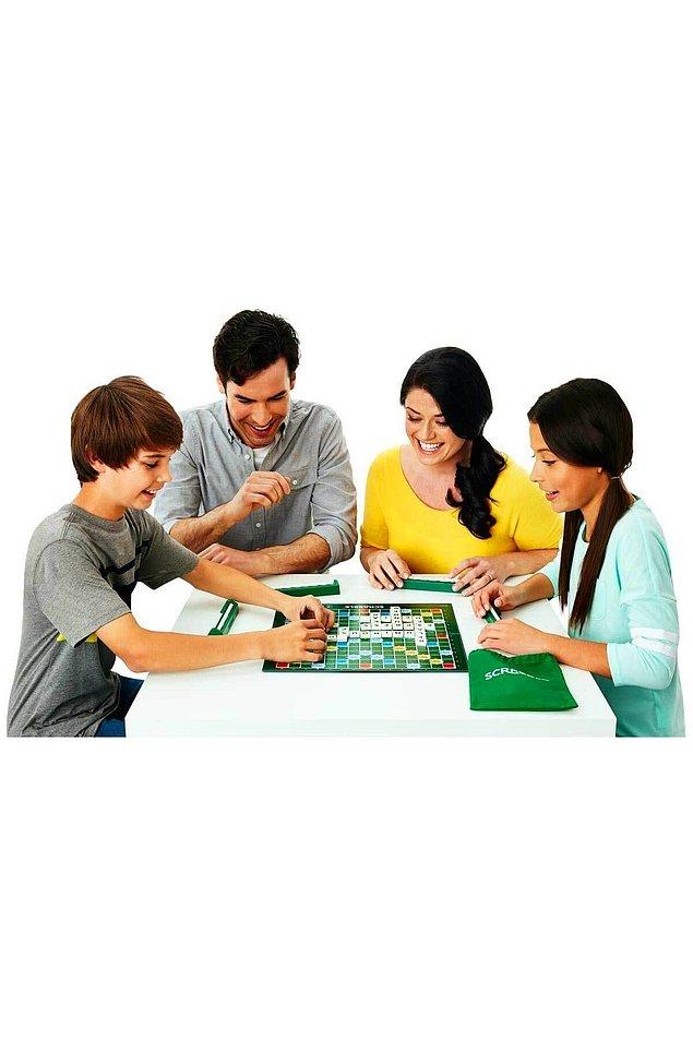 1. Tüm aile keyifle oynayabileceğiniz bir oyun dediğimizde akla ilk gelendir Scrabble. Türkçe, İngilizce ve İspanyolca dil seçenekleri ile... Çocuklar için de 'Junior' versiyonu var.