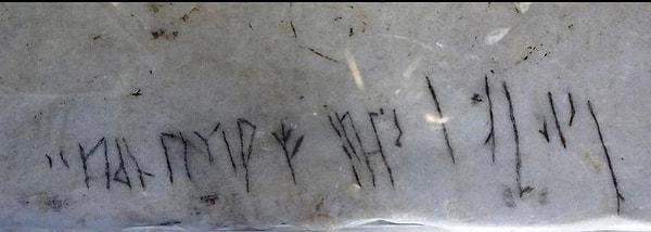 15. "9. yüzyılda Ayasofya'da mermer bir levha üzerine adını kazımış olan bir Viking askeri  'Halvdan buradaydı' yazmış."