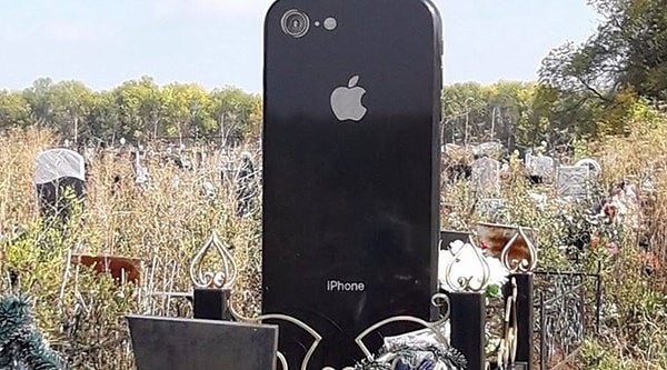 Надгробный камень в виде телефона был построен любящим отцом для дочери.