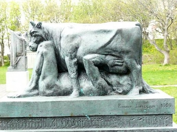 Человек, который пьет молоко...