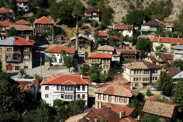 Bu arada halk projeden oldukça rahatsız. Villaların ilçenin mimari dokusuna yakışmadığını ve projenin Mudurnu'yla alakası olmadığını söylüyorlar.