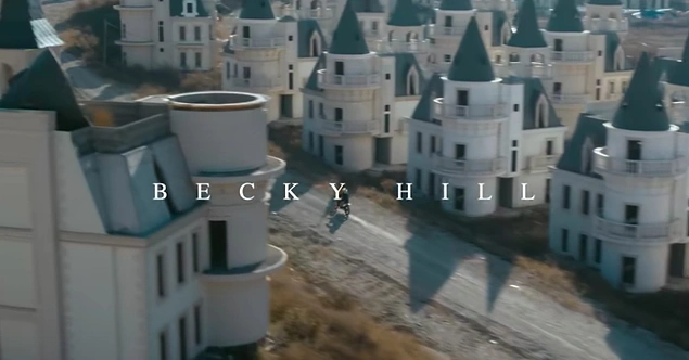 Bu arada, bir kısım tarihi dokuyu bozması nedeniyle endişe ederken şato tipi villalar dünya çapında büyük bir ilgi görüyor.