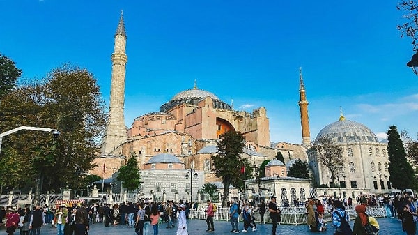 Gündeme geldiği ilk günden itibaren birçok tartışmaya konu olan Ayasofya Camisi, bugün 86 yıl sonra ilk kez ibadete açıldı.