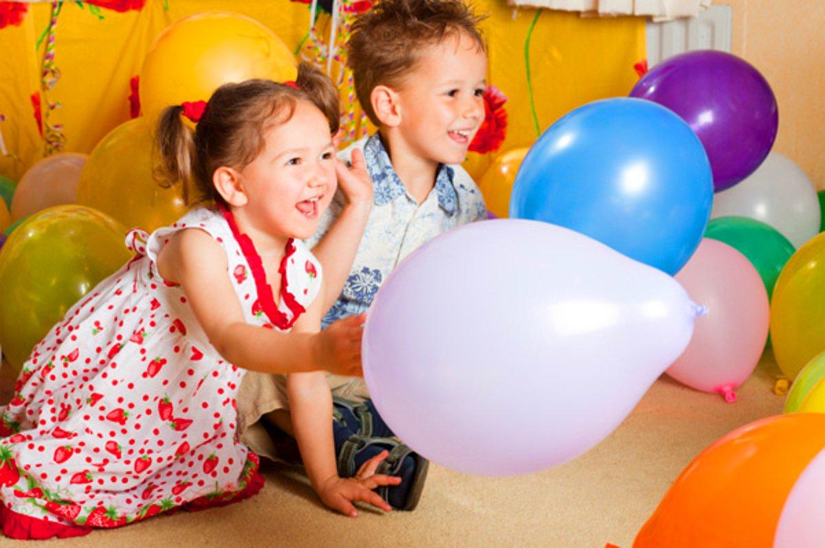 Танец с воздушными шарами. Дети с шарами. Фотосессия детей с воздушными шарами. Дети с воздушными шариками. Дети праздник.