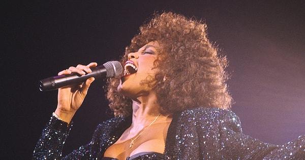 7. Whitney Houston'ın klasikler arasında yerini almış parçası I Will Always Love You, 2002'de Saddam Hüseyin'in yeniden seçilme kampanyasının tema şarkısıydı.