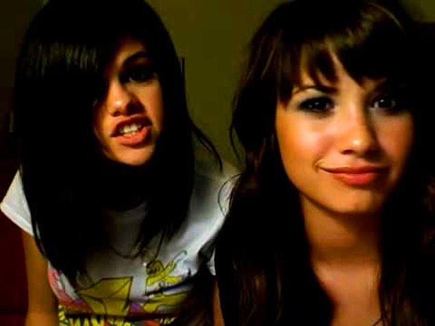 10. Uzun yıllardır yakın arkadaş olan Demi Lovato ve Selena Gomez, ergenlik dönemlerinde beraber birçok vlog çekmişler.