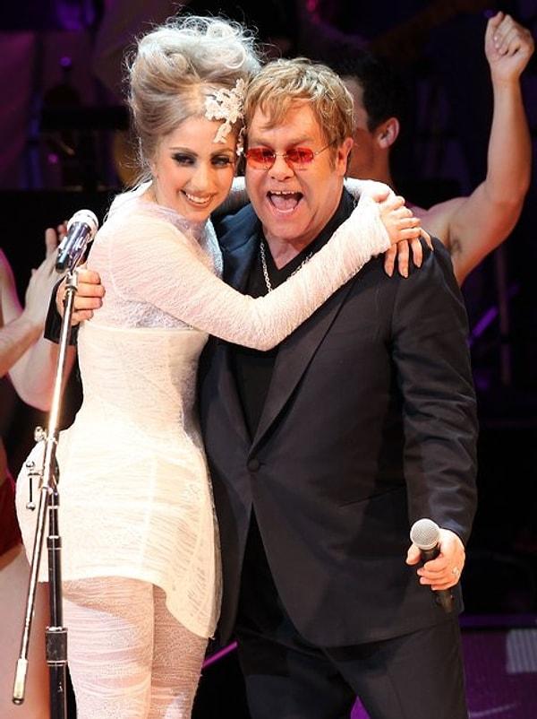 16. Lady Gaga yakın dost olduğu Elton John ve David Furnish'in oğlu Zachary'nin vaftiz annesi.