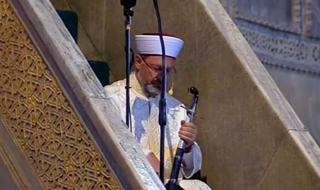 Diyanet İşleri Başkanı Ali Erbaş, cuma hutbesi için minbere elinde kılıçla çıktı