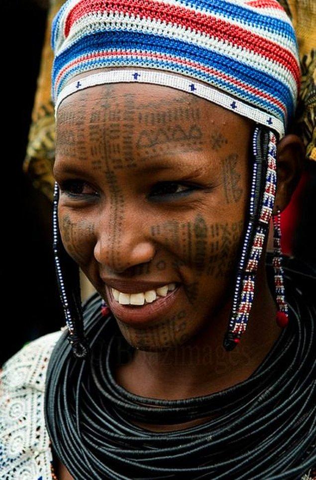Batı Afrika'da yaşayan Fula kabilesindeki kadınlar, artık evliliğe hazır olduklarını göstermek adına tüm yüzlerine dövme yaptırıyor.