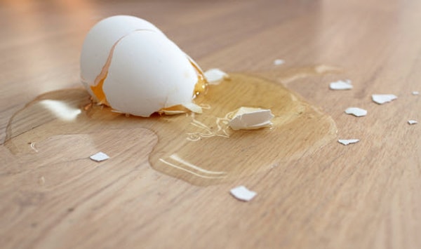 6. Yumurta kırdığınızda kabuk parçaları neden kaseye düşer?