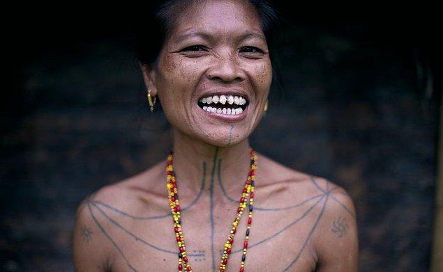 Mentawai Adasındaki bu ritüel, dış güzelliğe bağlı olarak ilerliyor.