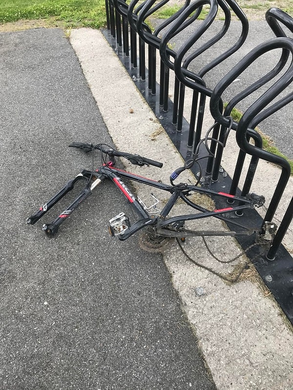 10. "Кто-то украл колеса моего велосипеда, пока я был на занятиях"