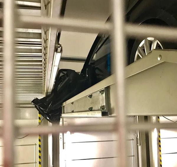 16. "Не забудьте закрыть дверь, когда вы оставите свой автомобиль в автопарке."