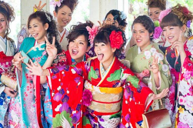 Japonya'da gerçekleştirilen Seijin No Hi adlı seremonide gençler 20 yaşına girmelerini kutluyor. Çünkü bu yaş Japonya'da oldukça önemli bir yere sahip!