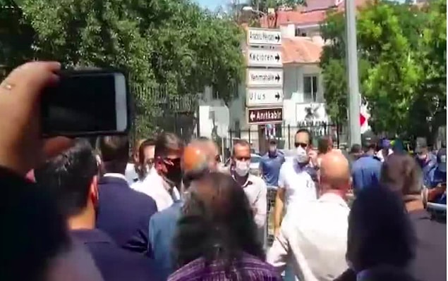 "Gözümüzün önünde elektrik direklerini dezenfekte ediyorlar"