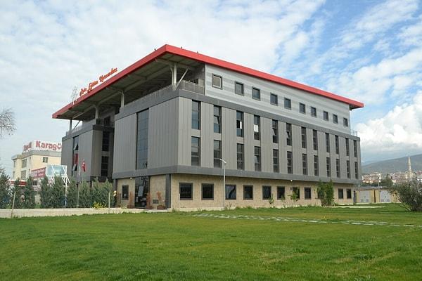 11. Nispeten uygun fiyatlı bir kolej olan İzmir'deki Rota Koleji'nin 2020-2021 dönemi için belirlediği yıllık ücret anaokulu için 19.000 TL, ilkokul için ise 26.000 TL. Yemek ücreti dahil değil.