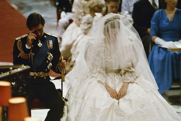16. Prenses Diana, yemini esnasında eşi Charles'ın adını unuttu.