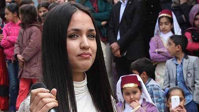 Mutlu'nun yarışmaya katıldığını televizyondan görünce de Fox'a gidip amcasının oğlu olduğunu söyleyerek Mutlu'yu yarışmadan çıkarmalarını söylemiş. Mutlu'ya olan ilgiyi de görünce daha çok çıldırmaya, kıskanmaya başlamış.