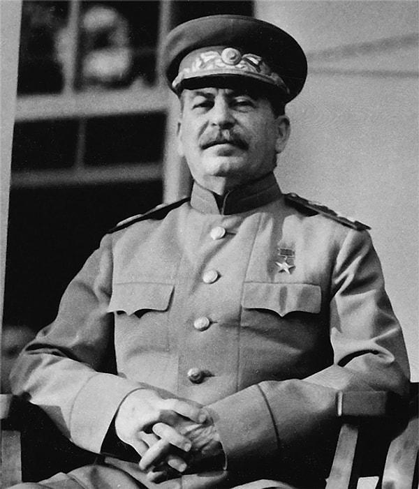 11. Joseph Stalin aslında bir papaz olmak istiyordu fakat final sınavlarını kaçırdığı için Papaz Okulu'ndan atılmıştı.