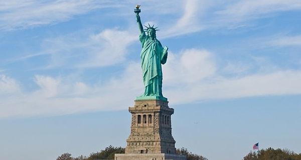14. New York'taki Özgürlük Heykeli Nevada Kanunları altında Barselona'daki Kristof Kolomb heykeli ile evlendirilmiştir.