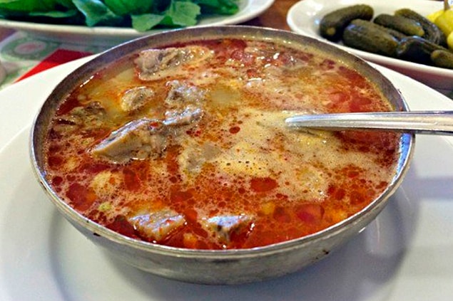 Misal veriyorum, buluşmadan önce bol sarımsaklı ve sirkeli kelle paça içen biraz hayvansıdır. Ya da ne bileyim, kelle söğüşle taze soğan da gömmesiniz yani!