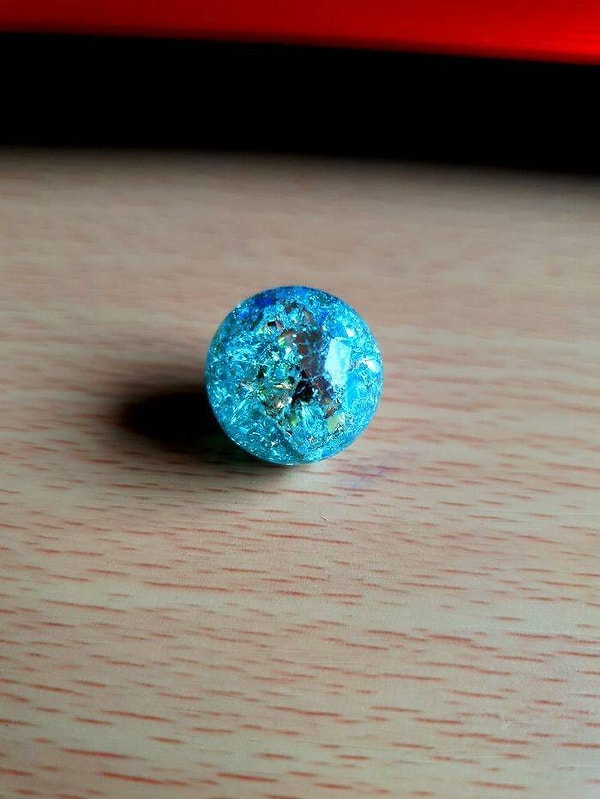 7. Это то, что происходит, когда вы нагреваете обычный кусочек мрамора над пламенем, а затем сразу бросаете его в холодную воду