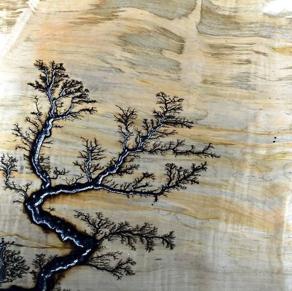 10. Что происходит, когда древесина горит под высоким напряжением