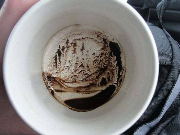 6. "Что случилось с моей чашкой кофе после того, как она простояла некоторое время боком."