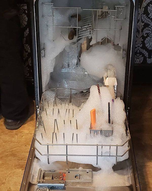 2. "Попросила мужа помыть посуду в посудомойке"