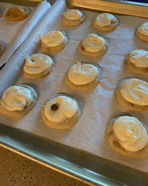 9. "Когда он решил накормить собак во время делания печенья и совершенно не заметил, как собачья еда там оказалась"