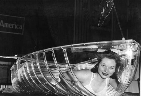 8. «Нет, это не спа-капсула. Это лодка. Прозрачная лодка..."