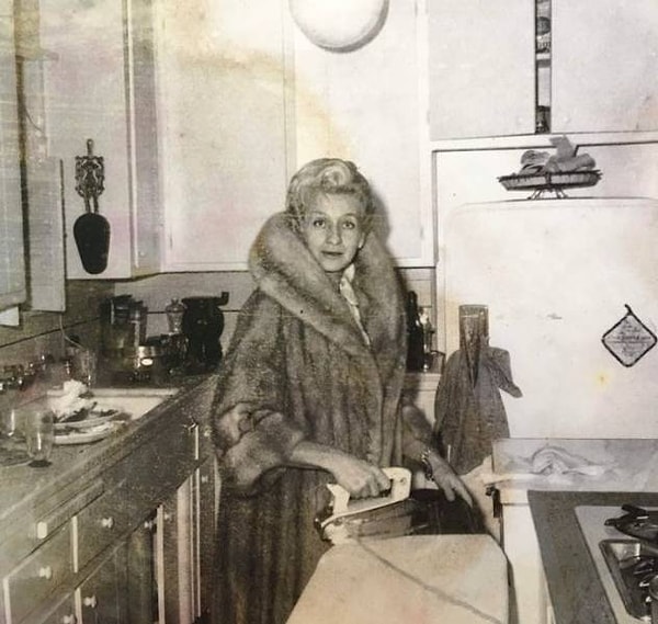 16. «Не обращайте на меня внимания, пока я глажу вещи в своей шубе»