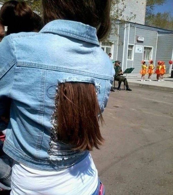 2. А как иначе, когда волосы так и норовят прилипнуть к блестку на губах?