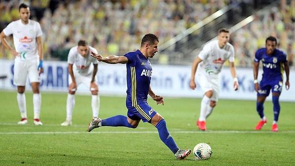 3. dakikada Fenerbahçe'nin kazandığı penaltıda topun başına geçen Emre Belözoğlu takımını 1-0 öne geçirdi.
