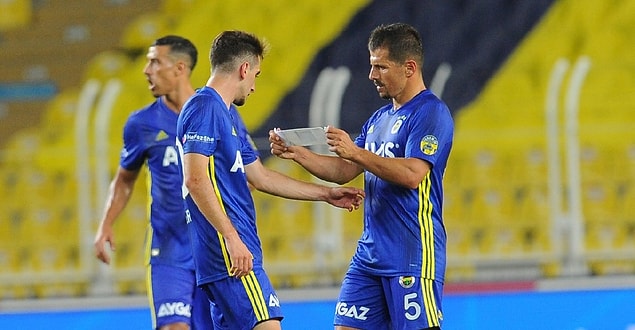 Emre Belözoğlu, oyundan çıkarken kaptanlık pazubandını da 17 yaşındaki Ömer Faruk Beyaz'a taktı.