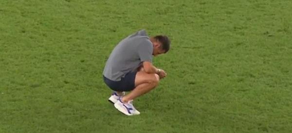 Maç sonrası yalnız başına Ülker Stadyumu'nun çimlerine çıkan Emre, duygusal anlar yaşadı.