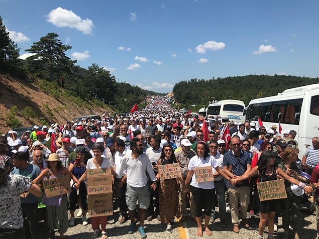 5 çadır ve 16 kişiyle başlayan nöbetin 11. gününde on binlerce kişi Kaz Dağları’na yürüdü. AKP, bölgede Gezi Parkı’nda yapılanın benzerinin yapılmaya çalışıldığını iddia etti.