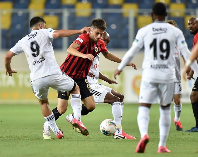 İki takımın da birer golünü VAR'ın iptal ettiği ik yarı 0-0 sona erdi.