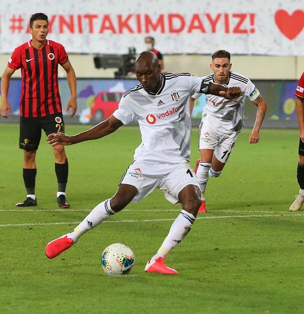 51.dakikada Beşiktaş, Candeias'ın ceza sahası içinde topa elle müdahelesi sonucunda penaltı kazandı.