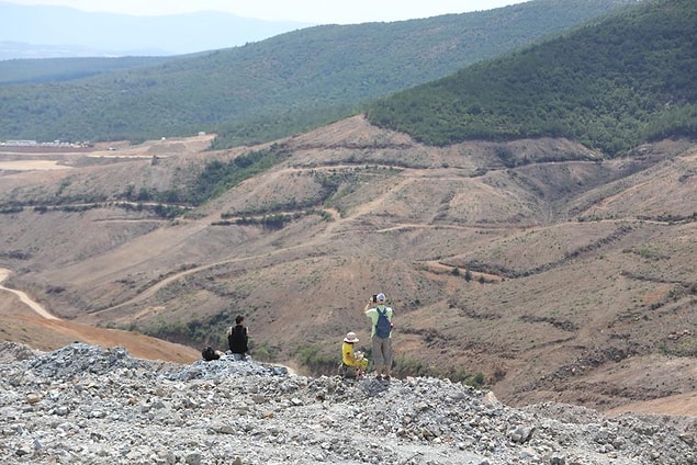 Alamos Gold ile yapılan sözleşmeye göre çıkarılan altından Türkiye’nin sadece yüzde 4 pay alması da tartışma konusu oldu. Şirket sözleşmesinde kamu yararı olmadığını ifade eden CHP, bu nedenle sözleşmenin hukuken yok hükmünde olduğuna işaret etti.