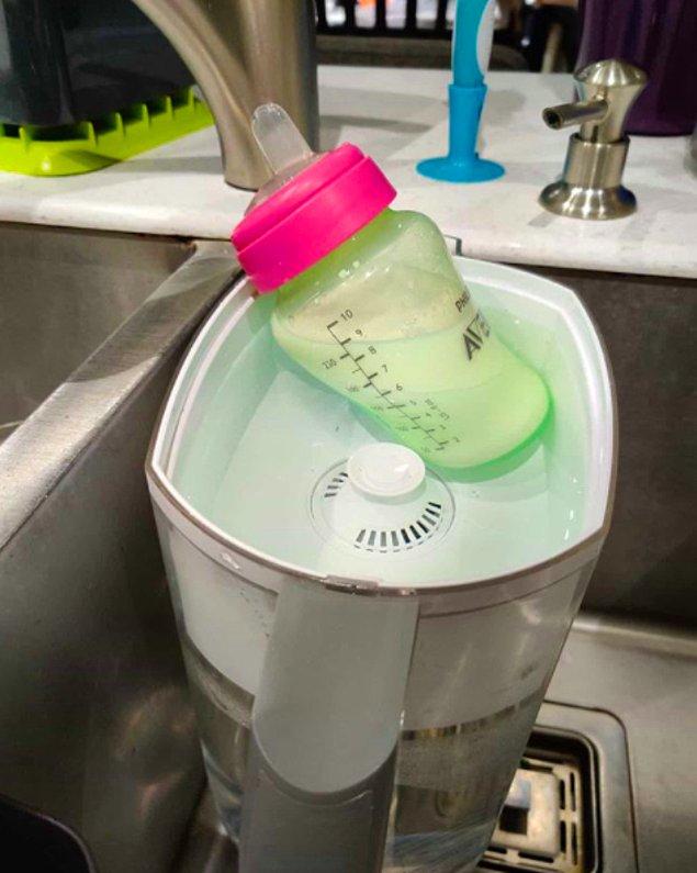 1. Bebeğinin sütünü çok ısıtan bir baba, biberonu sürahinin üzerine koymuş. Böylece hem sürahi doluyor, hem de süt soğuyor.