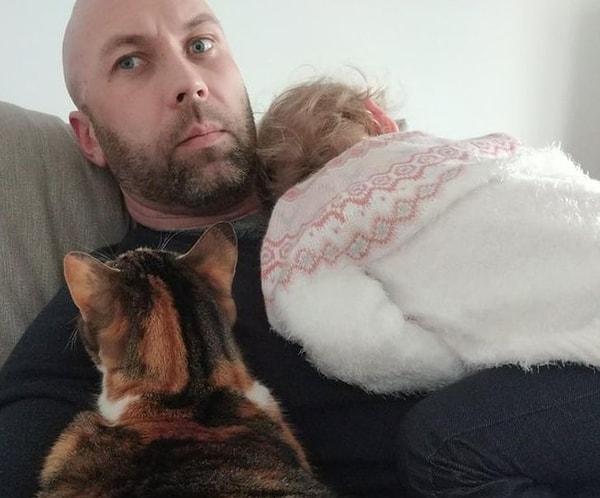 9. "Kızım, üstümde uyuyakaldı ve kedim de koluma yattı. Bir süre daha buradayım gibi görünüyor."